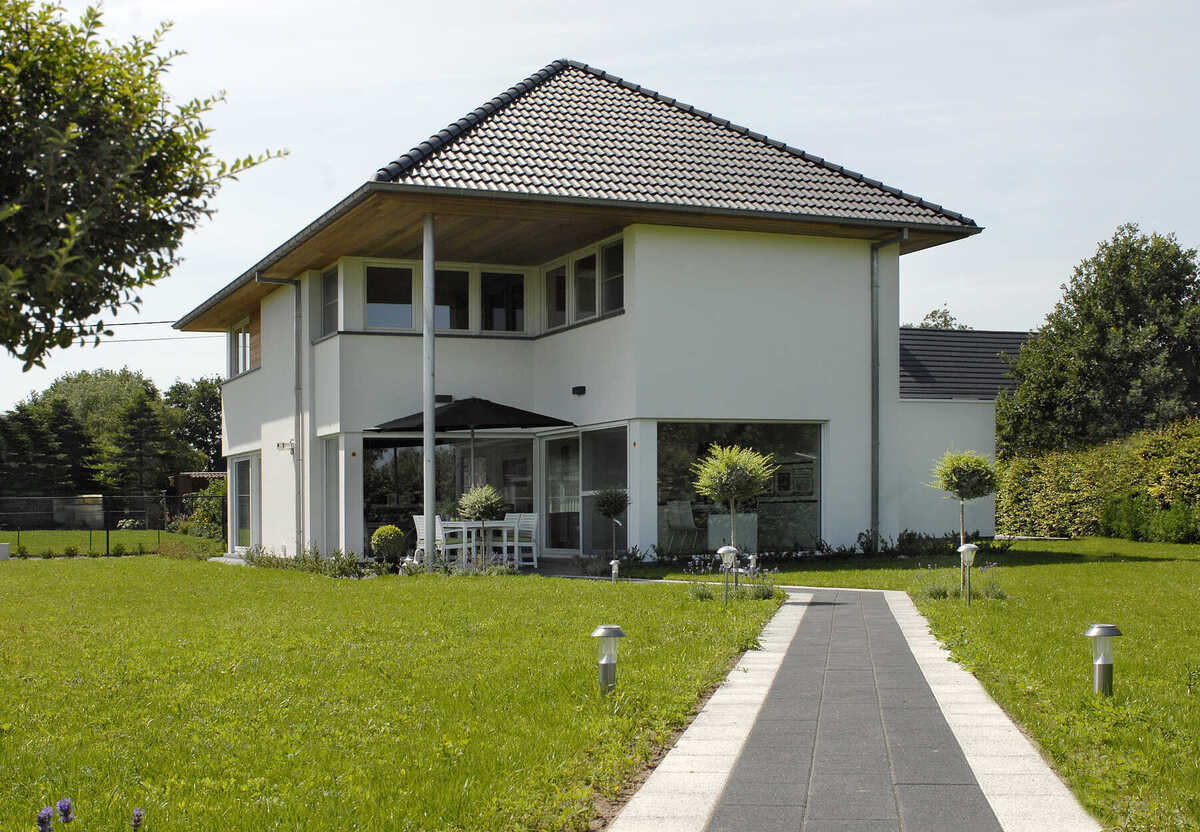 ASSENEDE - Ruime villa met strak zwart-wit interieur